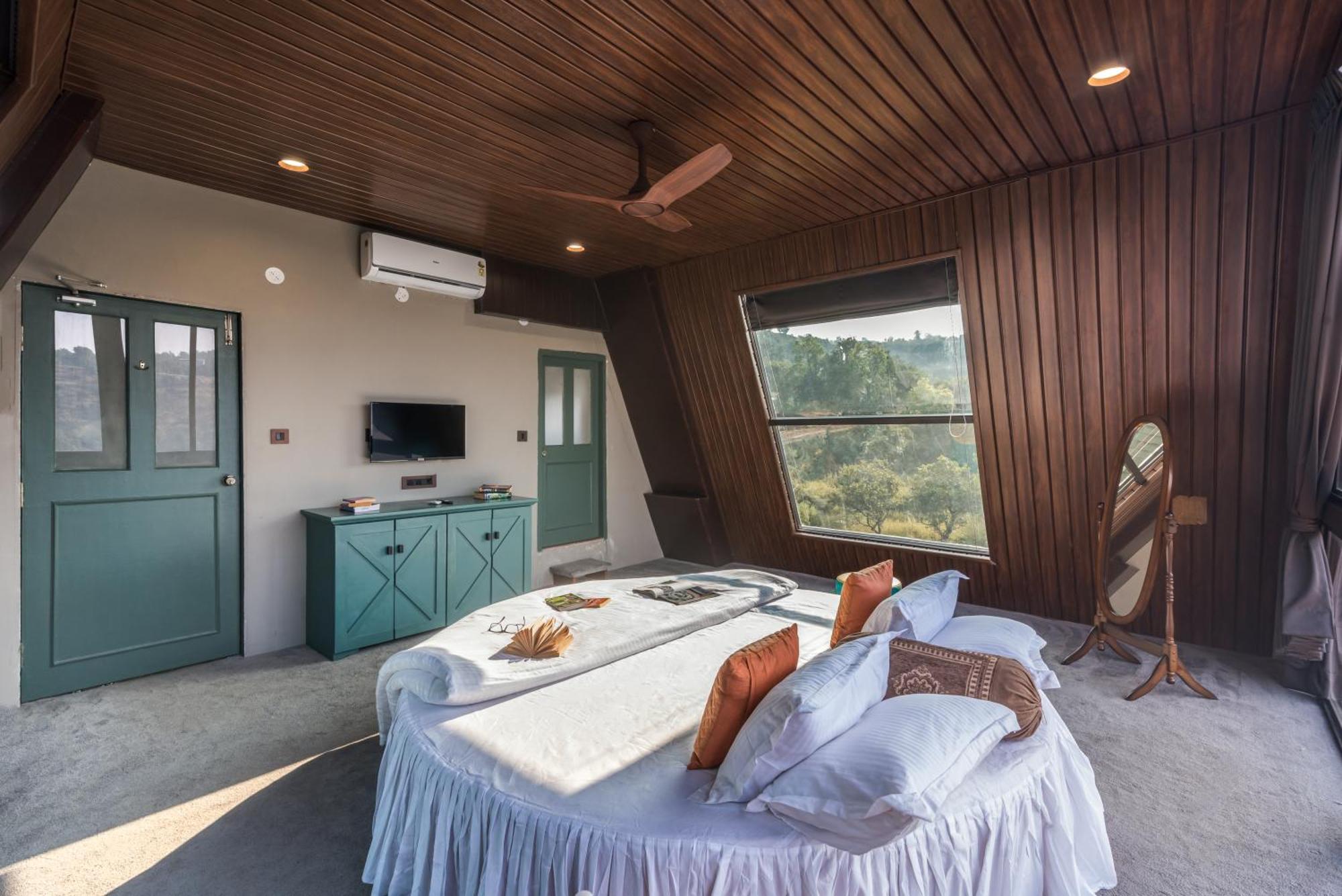 Saffronstays A Vantage, Panchgani - A Pyramid Shaped Unique Luxury Villa With Infinity Valley Views Экстерьер фото